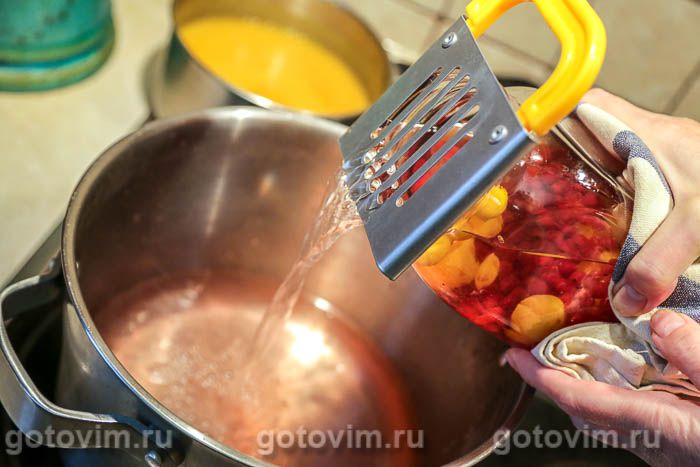 Фотографии рецепта Компот из желтой алычи и красной смородины на зиму, 04 Компот из желтой алычи и красной смородины на зиму, Шаг 04