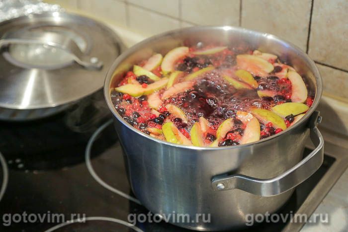 Фотографии рецепта Компот с яблоками, красной и черной смородиной, 05 Компот с яблоками, красной и черной смородиной, Шаг 05