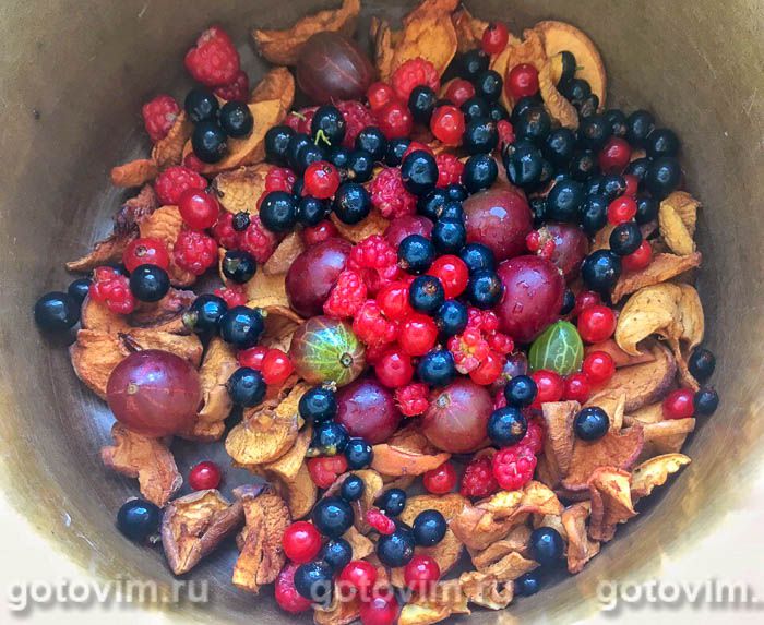 Фотографии рецепта Компот из сушеных яблок и свежих ягод, 03 Компот из сушеных яблок и свежих ягод, Шаг 03