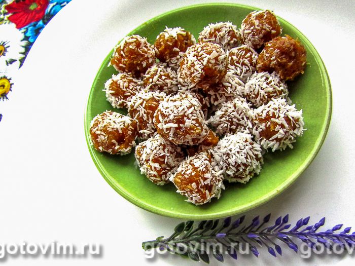 Домашние конфеты из фиников с курагой и кокосовой стружкой. Фотография рецепта Домашние конфеты из фиников с курагой и кокосовой стружкой. Фотография рецепта