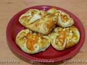 Конвертики из слоёного теста с курицей и корейской морковью