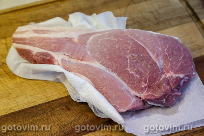 Фотографии рецепта Свиная корейка, шпигованная чесноком и запеченная в фольге, 01 Свиная корейка, шпигованная чесноком и запеченная в фольге, Шаг 01