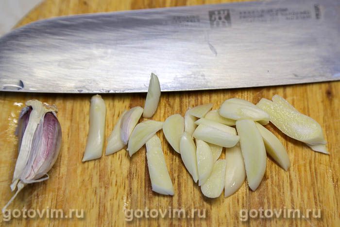 Фотографии рецепта Свиная корейка, шпигованная чесноком и запеченная в фольге, 03 Свиная корейка, шпигованная чесноком и запеченная в фольге, Шаг 03