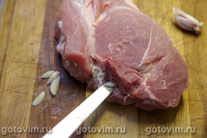 Фотографии рецепта Свиная корейка, шпигованная чесноком и запеченная в фольге, 04 Свиная корейка, шпигованная чесноком и запеченная в фольге, Шаг 04