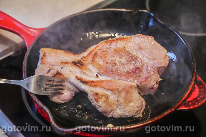 Фотографии рецепта Свиная корейка, шпигованная чесноком и запеченная в фольге, 05 Свиная корейка, шпигованная чесноком и запеченная в фольге, Шаг 05
