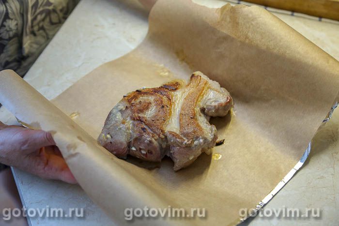 Фотографии рецепта Свиная корейка, шпигованная чесноком и запеченная в фольге, 06 Свиная корейка, шпигованная чесноком и запеченная в фольге, Шаг 06