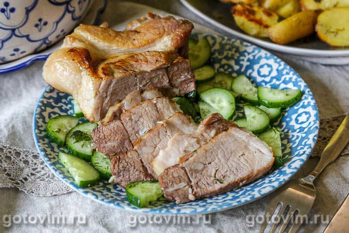 Свиная корейка, шпигованная чесноком и запеченная в фольге. Фотография рецепта Свиная корейка, шпигованная чесноком и запеченная в фольге. Фотография рецепта