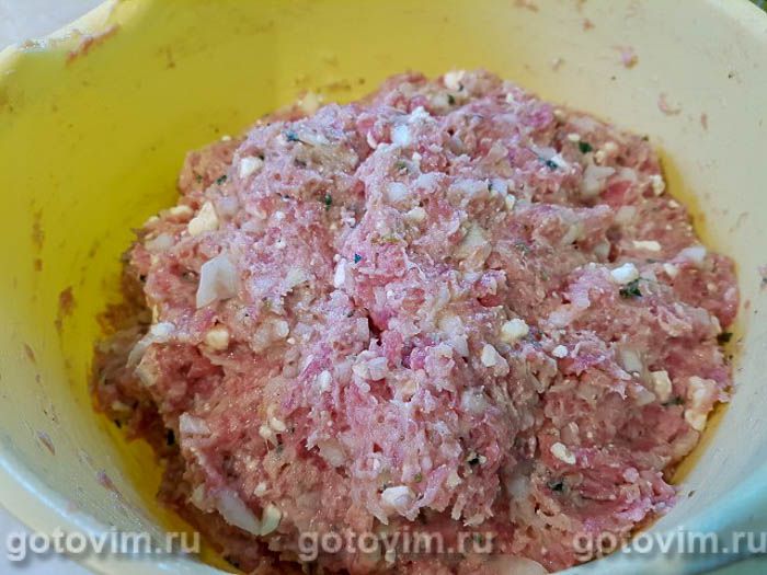 Фотографии рецепта Котлеты из баранины с сыром фета, запеченным картофелем и соусом дзадзики, 02 Котлеты из баранины с сыром фета, запеченным картофелем и соусом дзадзики, Шаг 02
