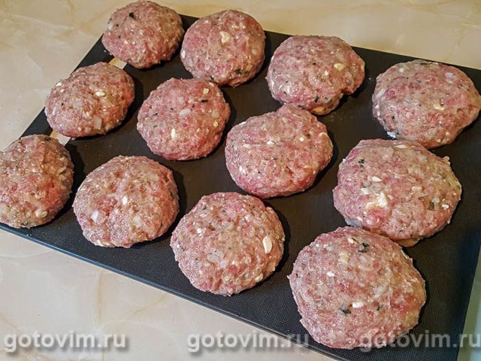 Фотографии рецепта Котлеты из баранины с сыром фета, запеченным картофелем и соусом дзадзики, 03 Котлеты из баранины с сыром фета, запеченным картофелем и соусом дзадзики, Шаг 03