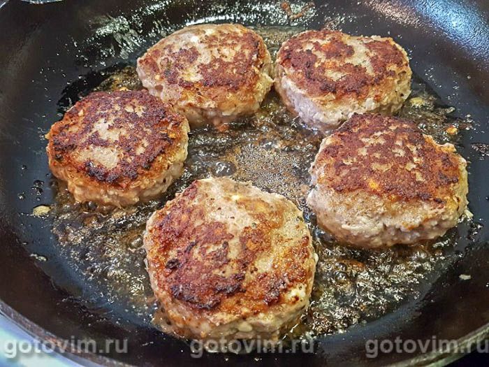Фотографии рецепта Котлеты из баранины с сыром фета, запеченным картофелем и соусом дзадзики, 04 Котлеты из баранины с сыром фета, запеченным картофелем и соусом дзадзики, Шаг 04
