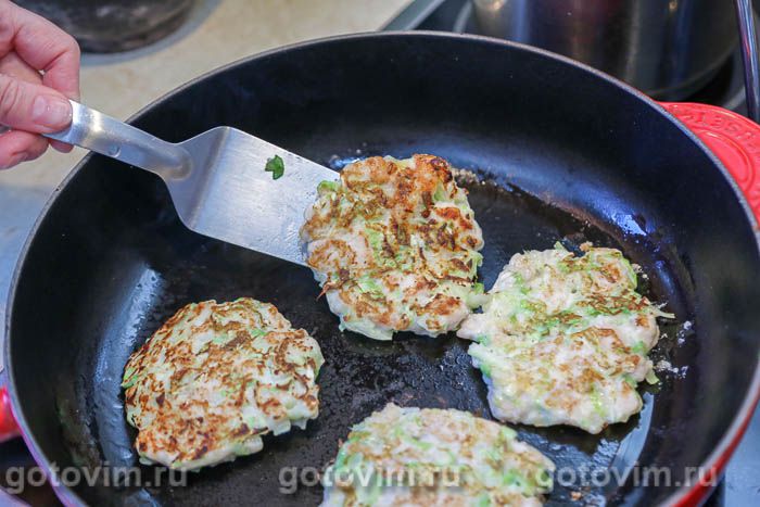 Фотографии рецепта Куриные рубленые котлеты с молодой капустой, 08 Куриные рубленые котлеты с молодой капустой, Шаг 08