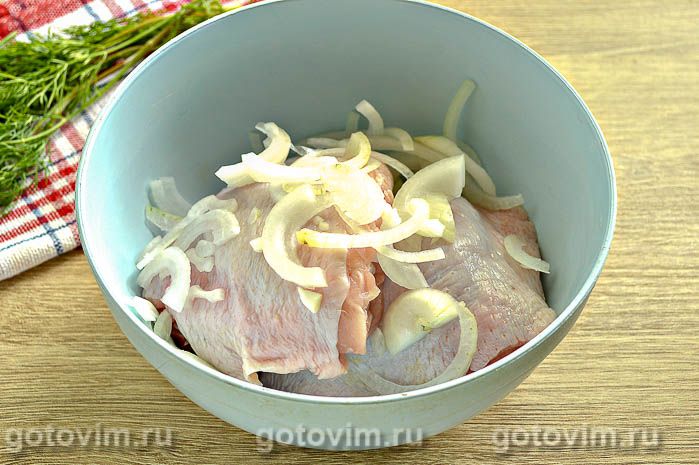 Фотографии рецепта Куриные бедра в духовке с майонезом и луком, 02 Куриные бедра в духовке с майонезом и луком, Шаг 02