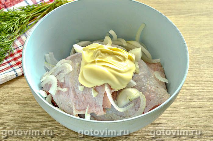 Фотографии рецепта Куриные бедра в духовке с майонезом и луком, 03 Куриные бедра в духовке с майонезом и луком, Шаг 03