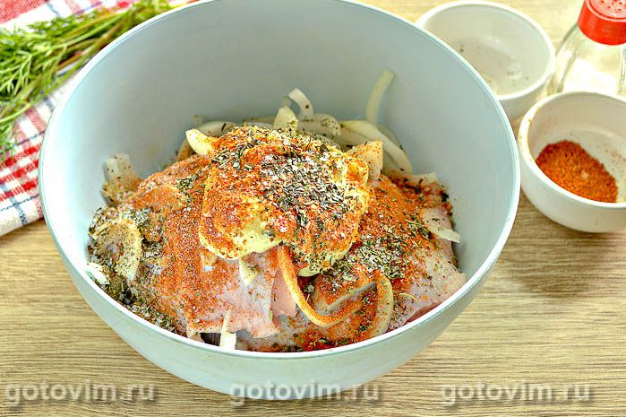Фотографии рецепта Куриные бедра в духовке с майонезом и луком, 04 Куриные бедра в духовке с майонезом и луком, Шаг 04