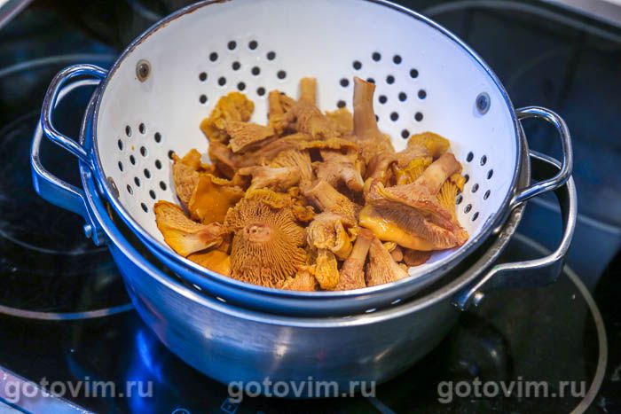 Фотографии рецепта Куриная грудка с лисичками и соусом с голубым сыром, 02 Куриная грудка с лисичками и соусом с голубым сыром, Шаг 02