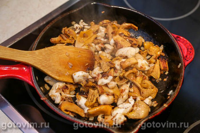 Фотографии рецепта Куриная грудка с лисичками и соусом с голубым сыром, 07 Куриная грудка с лисичками и соусом с голубым сыром, Шаг 07