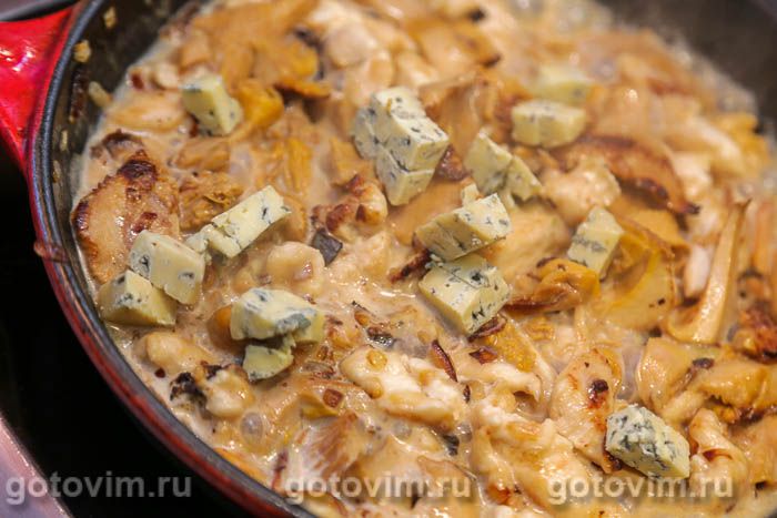 Фотографии рецепта Куриная грудка с лисичками и соусом с голубым сыром, 09 Куриная грудка с лисичками и соусом с голубым сыром, Шаг 09