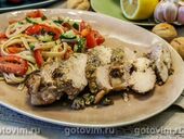 Куриные грудки на сковороде гриль, запеченные с орехово-чесночным соусом