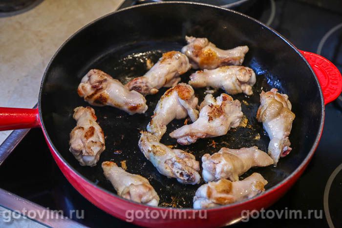 Фотографии рецепта Куриные крылья в с морковью в сметаной на сковороде, 03 Куриные крылья в с морковью в сметаной на сковороде, Шаг 03