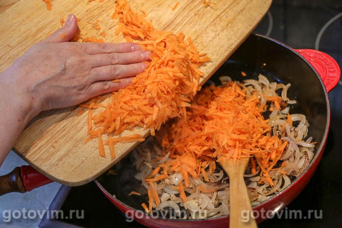 Фотографии рецепта Куриные крылья в с морковью в сметаной на сковороде, 04 Куриные крылья в с морковью в сметаной на сковороде, Шаг 04