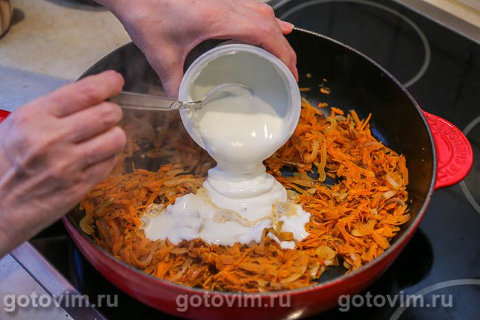 Фотографии рецепта Куриные крылья в с морковью в сметаной на сковороде, 05 Куриные крылья в с морковью в сметаной на сковороде, Шаг 05