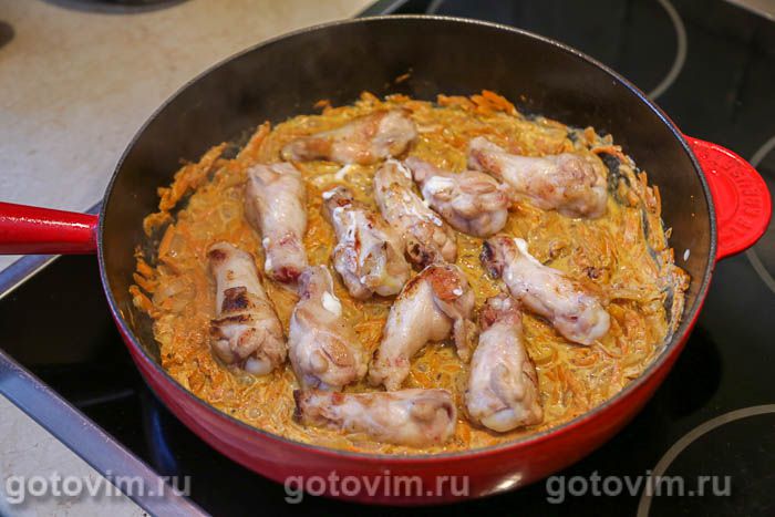 Фотографии рецепта Куриные крылья в с морковью в сметаной на сковороде, 07 Куриные крылья в с морковью в сметаной на сковороде, Шаг 07