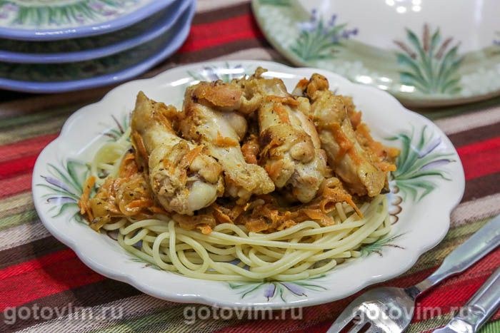 Куриные крылья в с морковью в сметаной на сковороде. Фотография рецепта Куриные крылья в с морковью в сметаной на сковороде. Фотография рецепта
