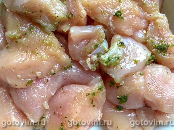 Фотографии рецепта Тушеное куриное филе с лесными грибами и зеленой аджикой, 02 Тушеное куриное филе с лесными грибами и зеленой аджикой, Шаг 02