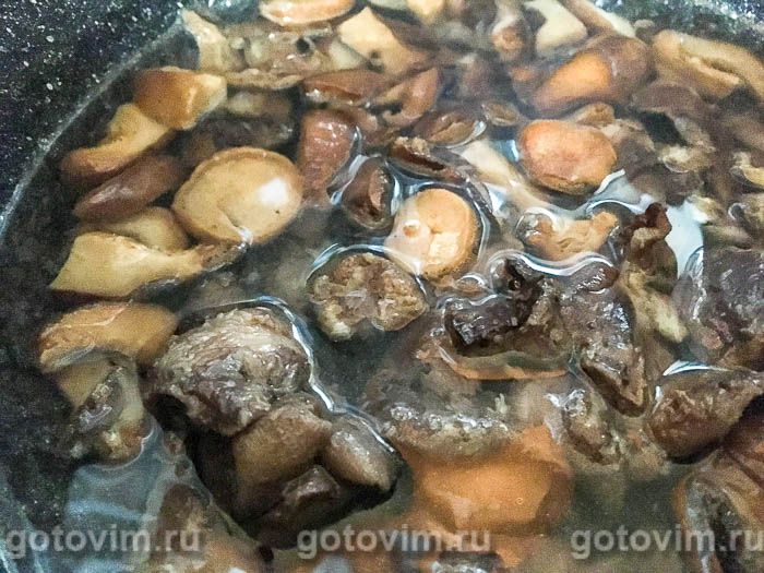 Фотографии рецепта Тушеное куриное филе с лесными грибами и зеленой аджикой, 03 Тушеное куриное филе с лесными грибами и зеленой аджикой, Шаг 03
