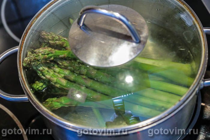 Фотографии рецепта Куриная грудка со спаржей, чесноком и сливочным маслом, 02 Куриная грудка со спаржей, чесноком и сливочным маслом, Шаг 02