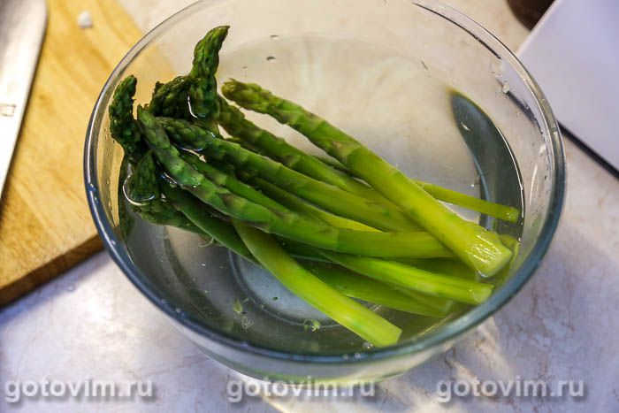 Фотографии рецепта Куриная грудка со спаржей, чесноком и сливочным маслом, 03 Куриная грудка со спаржей, чесноком и сливочным маслом, Шаг 03