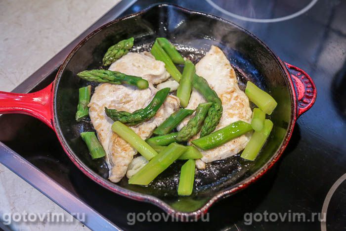 Фотографии рецепта Куриная грудка со спаржей, чесноком и сливочным маслом, 08 Куриная грудка со спаржей, чесноком и сливочным маслом, Шаг 08