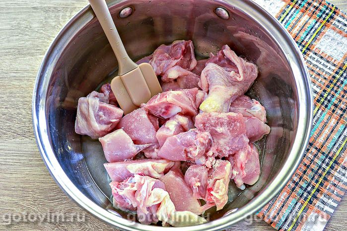 Фотографии рецепта Тушеная картошка с курицей и маринованными огурцами, 01 Тушеная картошка с курицей и маринованными огурцами, Шаг 01