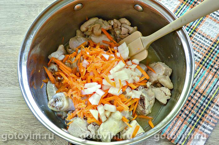 Фотографии рецепта Тушеная картошка с курицей и маринованными огурцами, 02 Тушеная картошка с курицей и маринованными огурцами, Шаг 02