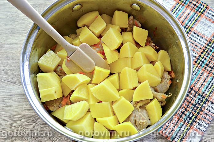 Фотографии рецепта Тушеная картошка с курицей и маринованными огурцами, 03 Тушеная картошка с курицей и маринованными огурцами, Шаг 03