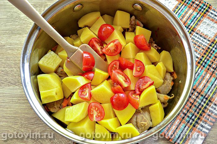 Фотографии рецепта Тушеная картошка с курицей и маринованными огурцами, 04 Тушеная картошка с курицей и маринованными огурцами, Шаг 04