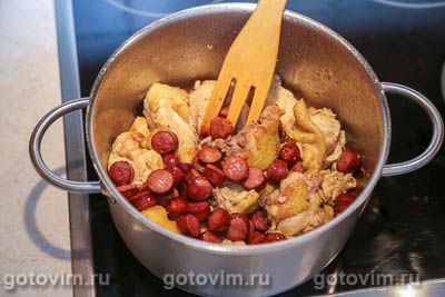 Фотографии рецепта Курица с копчеными колбасками в сливках, 05 Курица с копчеными колбасками в сливках, Шаг 05