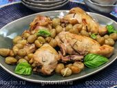 Куриные бедра с виноградом и вермутом, запеченные в духовке