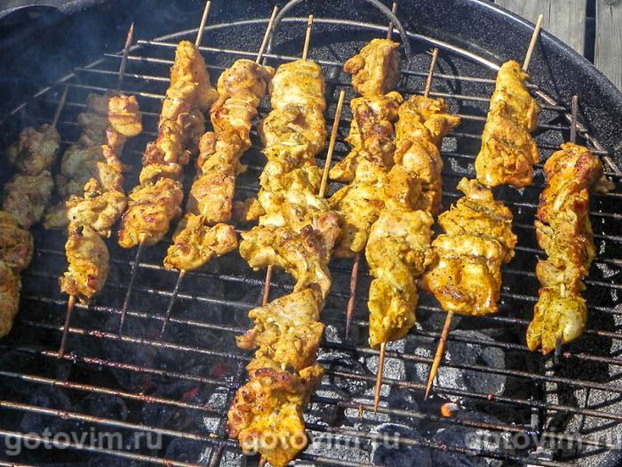 Фотографии рецепта Куриный шашлык по-ближневосточному c йогуртовым соусом, 04 Куриный шашлык по-ближневосточному c йогуртовым соусом, Шаг 04
