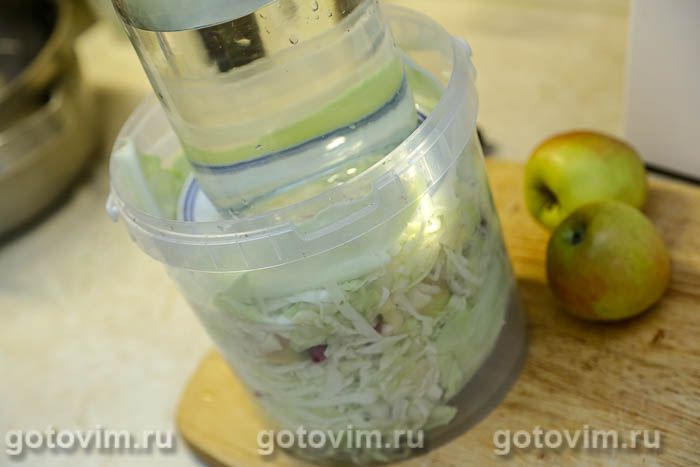Фотографии рецепта Квашеная капуста с клюквой и яблоками, 08 Квашеная капуста с клюквой и яблоками, Шаг 08