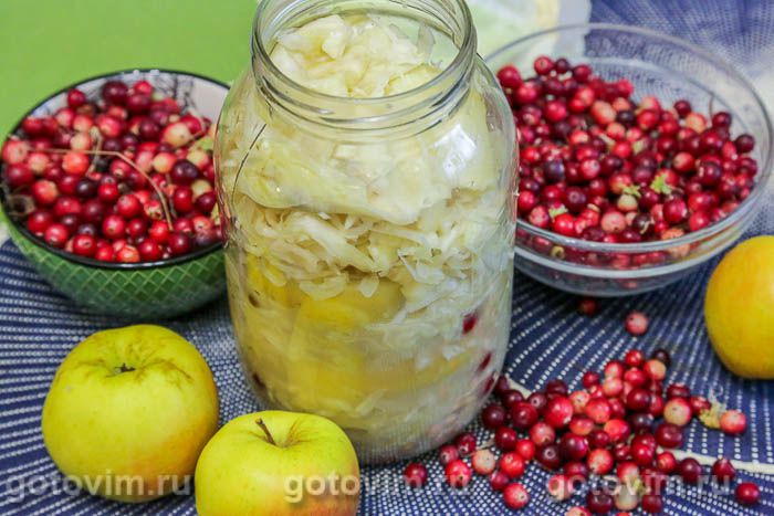 Квашеная капуста с клюквой и яблоками. Фотография рецепта Квашеная капуста с клюквой и яблоками. Фотография рецепта