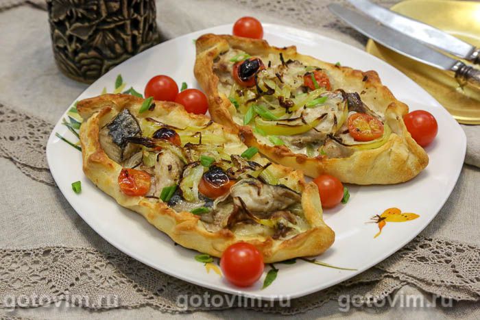 Лодочки пиде с овощами и скумбрией. Фотография рецепта Лодочки пиде с овощами и скумбрией. Фотография рецепта