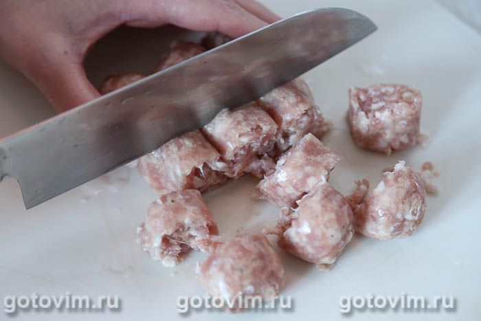Фотографии рецепта Жареные макароны с колбасками на сковороде (без варки), 02 Жареные макароны с колбасками на сковороде (без варки), Шаг 02