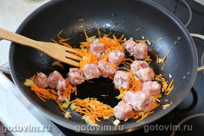 Фотографии рецепта Жареные макароны с колбасками на сковороде (без варки), 03 Жареные макароны с колбасками на сковороде (без варки), Шаг 03
