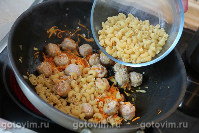 Фотографии рецепта Жареные макароны с колбасками на сковороде (без варки), 04 Жареные макароны с колбасками на сковороде (без варки), Шаг 04