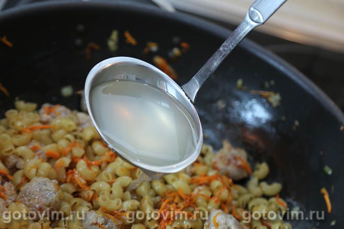 Фотографии рецепта Жареные макароны с колбасками на сковороде (без варки), 05 Жареные макароны с колбасками на сковороде (без варки), Шаг 05