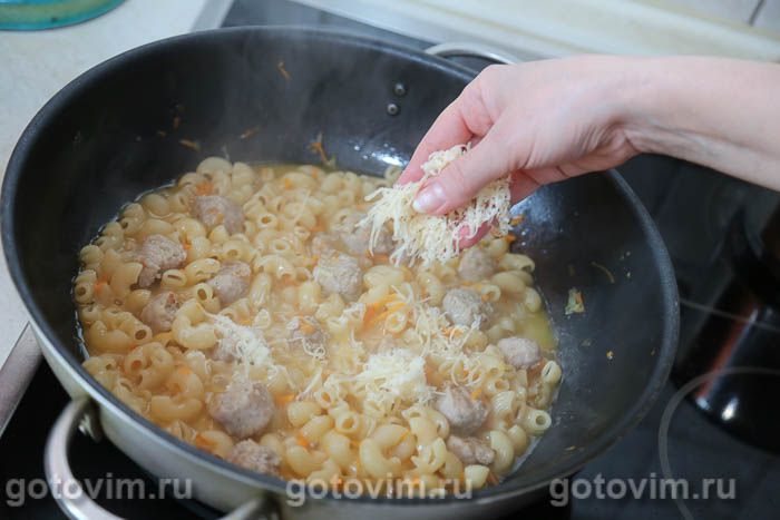Фотографии рецепта Жареные макароны с колбасками на сковороде (без варки), 06 Жареные макароны с колбасками на сковороде (без варки), Шаг 06
