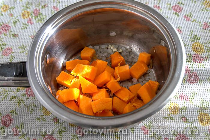 Фотографии рецепта Макароны с тыквенным соусом и грецкими орехами, 02 Макароны с тыквенным соусом и грецкими орехами, Шаг 02