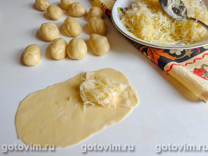 Фотографии рецепта Вэрзэре (молдавские пирожки с капустой), 08 Вэрзэре (молдавские пирожки с капустой), Шаг 08
