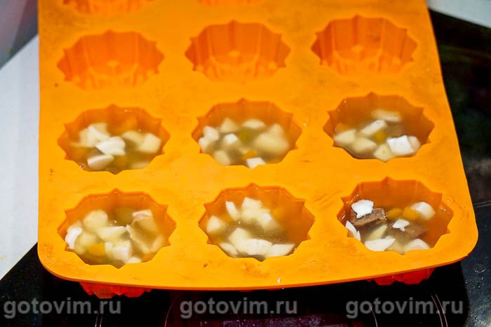 Фотографии рецепта Мясное заливное из говядины с овощами и яйцами, 08 Мясное заливное из говядины с овощами и яйцами, Шаг 08